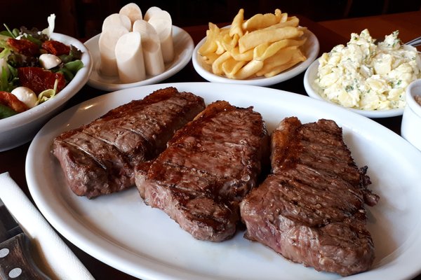 localizado de frente com praça – Foto de Bell Restaurante E Lanchonete,  Tremembé - Tripadvisor