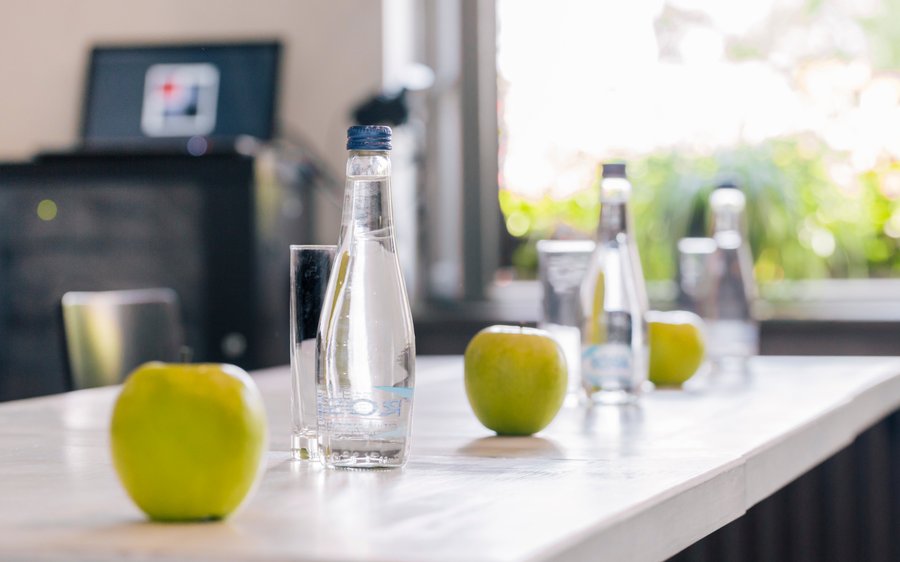 Organize a perfect business meeting or presentation with a wide selection of hot and cold drinks that we offer you through coffee breaks, a variety of canapes, light meals, etc.
