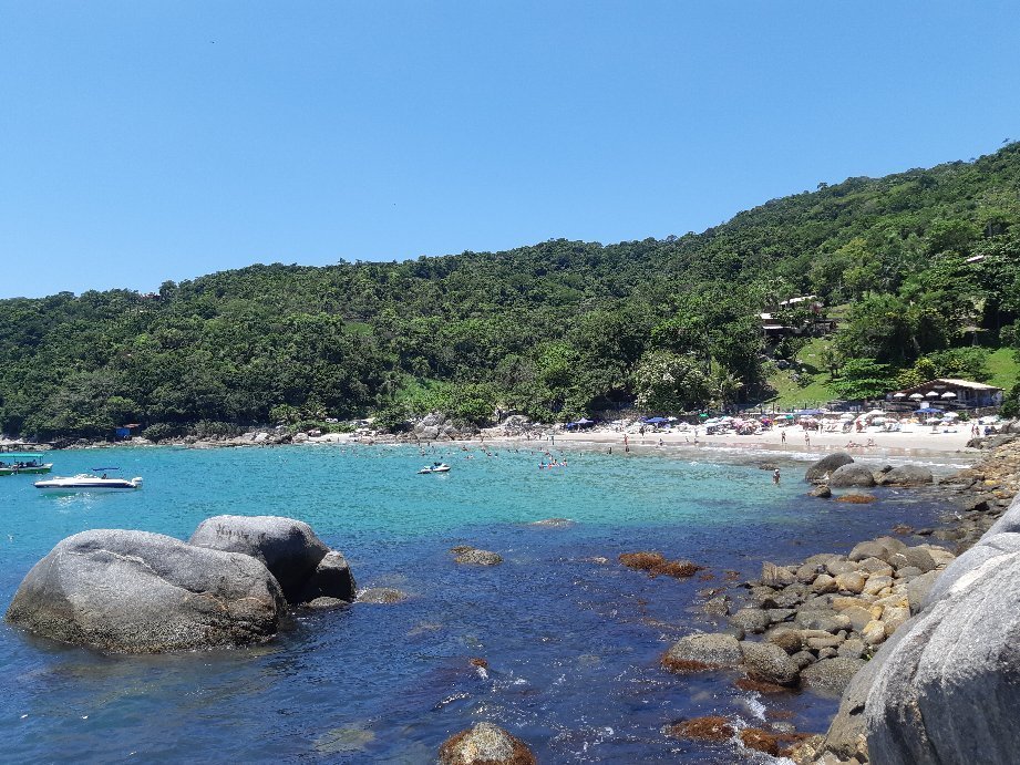 Cinco praias para conhecer de moto enquanto o verão não acaba