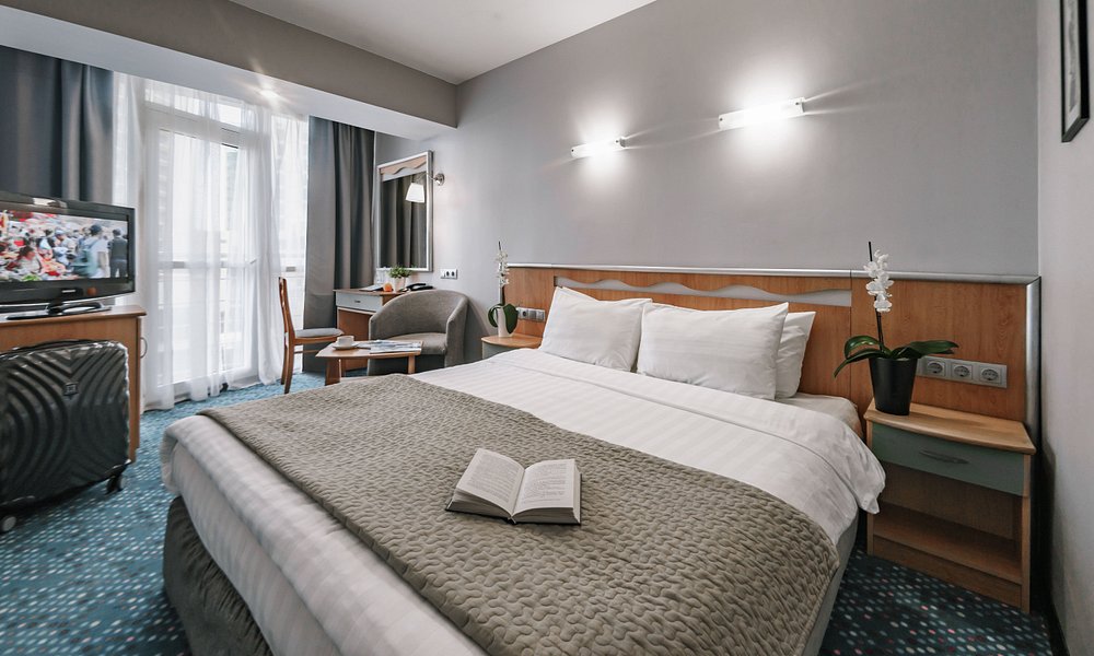 City park hotel. Marins Park Hotel Сочи. Маринс парк 4* Сочи, Сочи, 100 м до моря. Сочи парк отель номер стандарт с одной двуспальной кроватью. Отель Bergs Сочи.