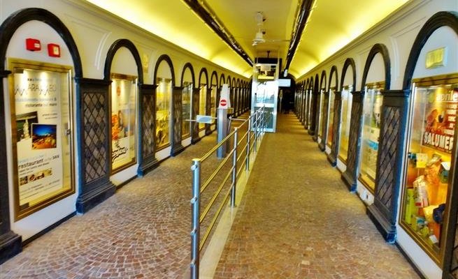 Walking corridor inside Lift.