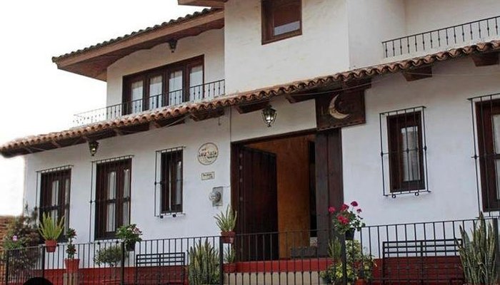 located just two blocks away from the main plaza
A solo dos cuadras de la plaza principal