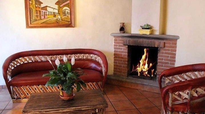 Sala en habitacion Luz de Luna.  Cuenta con Sala comendor, cocinta compeltamente aquipada, chimenea, balcon, dos camas matrimoniales. Un espacio amplio, y comodo!
