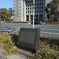 大阪市役所と記念碑