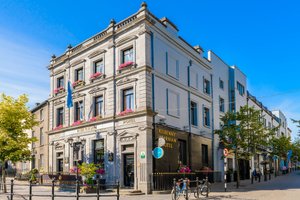 Kilkenny Hibernian Hotel in Kilkenny, image may contain: City, Neighborhood, Street, Corner