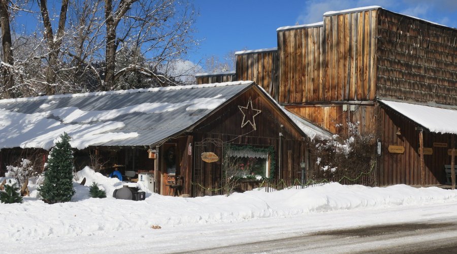 Vintage store with antiques and craft type gifts.