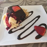 Localizado na margem norte do Tejo, com uma vista fantástica sobre o mesmo. Um lugar onde somos bem recebidos e onde podemos degustar sabores tradicionais com algum requinte. Desta vez foi para almoçar, para a próxima gostava de experimentar os petiscos desfrutando de um belo por de sol à beira rio.
