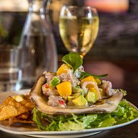 Ceviche fusión, es de atún, con palta, mango, leche de coco y los clásicos del ceviche