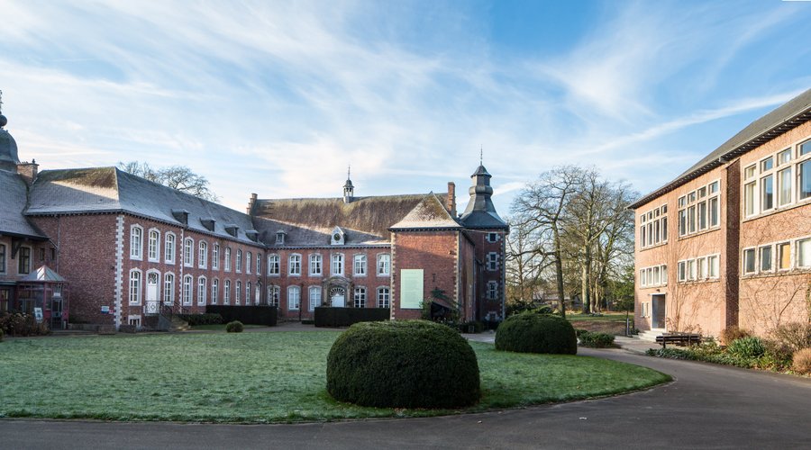 Kasteel Mariagaarde is een ideaal verblijfscentrum voor groepen. De poort staat echter open voor iedereen. Je kan ook op individuele basis stiltedagen komen beleven, of gewoon re-creatief komen verblijven. Beroepsverenigingen, afdelingen van universiteiten en hogescholen, vriendengroepen, coaches met hun team of met hun gasten, verenigingen, scholen, families, koren en andere muziekgroepen, gezelschappen van allerlei aard, bedrijven, overheden… in de afgelopen jaren vonden velen hun weg naar ons