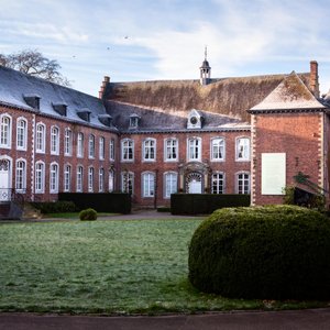 Gastvrijheid is voor Kasteel Mariagaarde de hoogste waarde. Je kan hier komen verblijven met groepen tot ca 75 personen (vereniging of organisatie, familiegroep, muziekgroep, koor, bedrijf; voor je eigen vorming, ontspanning, coaching, studie, enz.) maar ook deelnemen aan onze vormingen, ateliers voor creativiteit en kunst, stiltedagen of bezinningen, cultuurmomenten en bijzondere feestelijkheden.