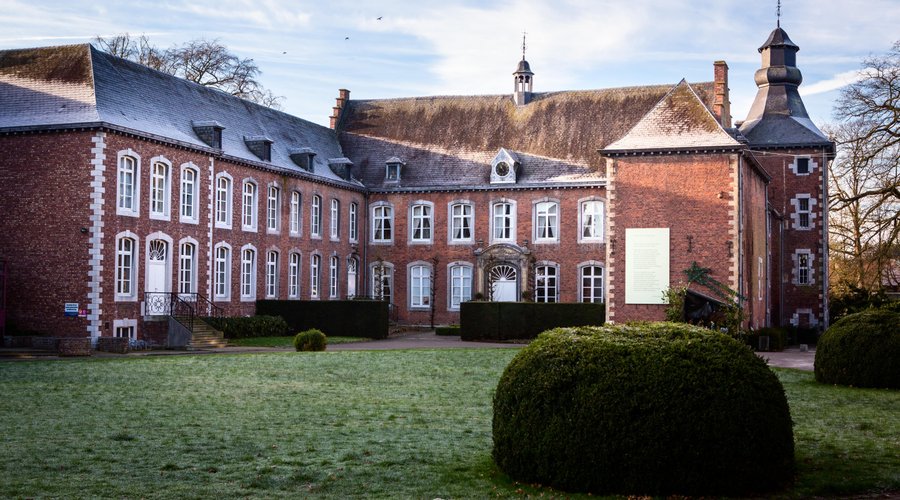 Gastvrijheid is voor Kasteel Mariagaarde de hoogste waarde. Je kan hier komen verblijven met groepen tot ca 75 personen (vereniging of organisatie, familiegroep, muziekgroep, koor, bedrijf; voor je eigen vorming, ontspanning, coaching, studie, enz.) maar ook deelnemen aan onze vormingen, ateliers voor creativiteit en kunst, stiltedagen of bezinningen, cultuurmomenten en bijzondere feestelijkheden.