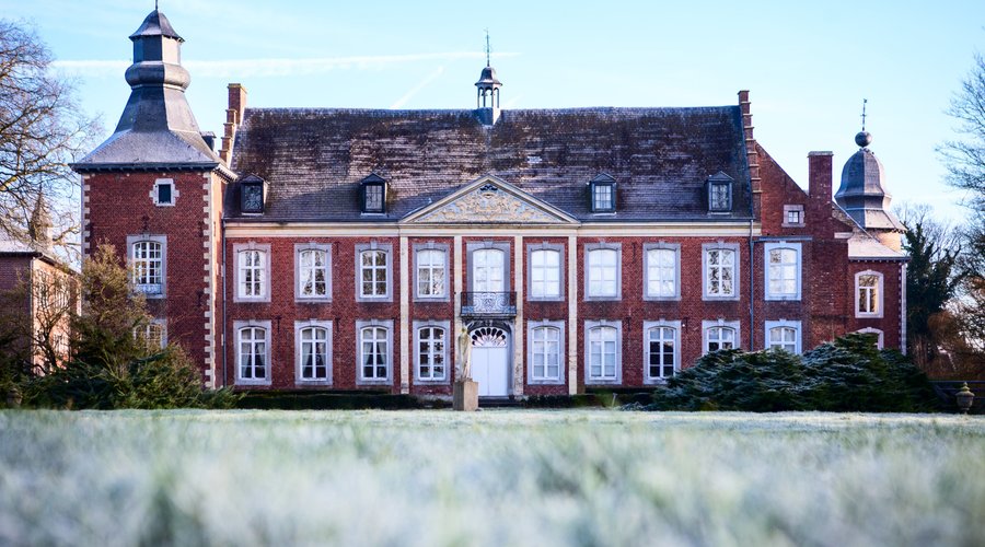Alles staat ten dienste van onze bezoekers. De intimiteit van het park, de charme van de 18de eeuwse torens en het kasteel, het onthalende poortgebouw, de actieve gemeenschap van religieuzen en de betrokken medewerkers van het huis maken van Kasteel Mariagaarde een plaats om van te genieten, te verblijven en steeds terug te komen.

En rust hier is een bron.