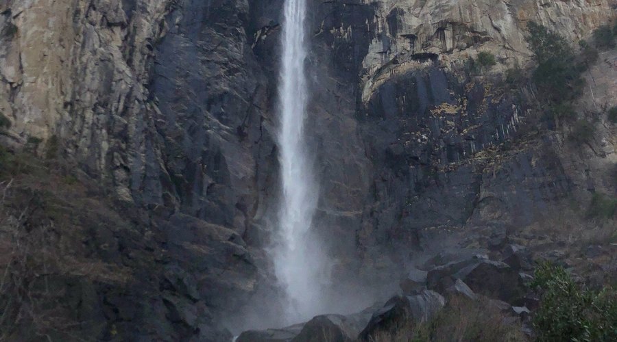 Bridal Veil Falls no Yosemite. Uma das cachoeiras mais lindas e acessíveis do parque. Ela fica há apenas uma pequena caminhada do estacionamento marcado como Bridal Veil Falls.