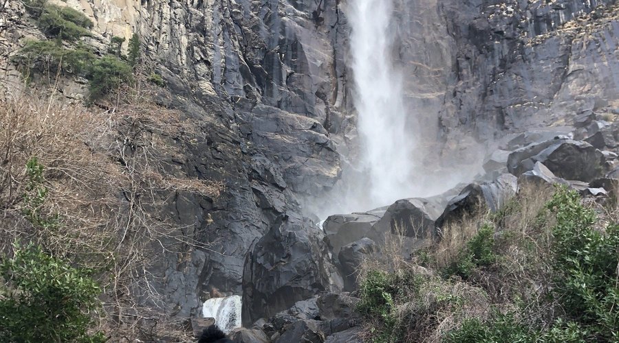 Bridal Veil Falls no Yosemite. Uma das cachoeiras mais lindas e acessíveis do parque. Ela fica há apenas uma pequena caminhada do estacionamento marcado como Bridal Veil Falls.