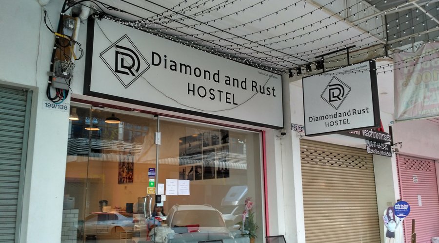 "Diamond & Rust Hostel" . Так выглядит вход в хостел.