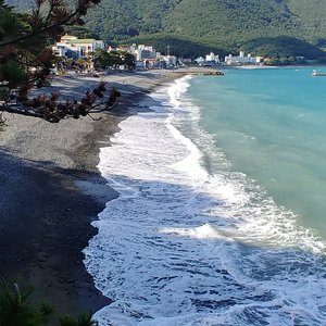 티파니리조텔 앞 흑진주 몽돌해변