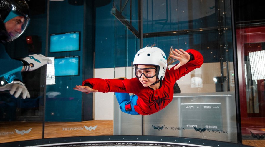 Einmal wie ein Superheld durch die Lüfte segeln? Den Geburtstag schwebend feiern? Mit den Schulkameraden das Fliegen spielend leicht lernen? All das ist bei uns tatsächlich möglich. Für Kinder bis zum 14. Altersjahr. Mindestalter 5 Jahre.
