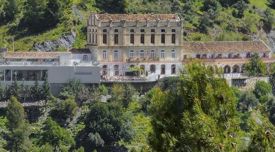 Nuestro hotel y restaurante en su entorno natural