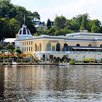 Le casino et son lac