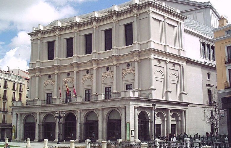 Teatro Real de Madrid, España, en la Plaza de Oriente, frente al Palacio Real se inauguró el 10 de octubre de 1850