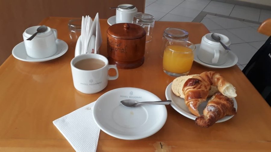 El desayuno normal, muy básico y baja calidad. Hay tostadas pero nada para untar. 