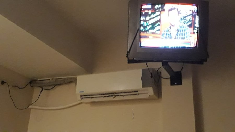 Aire acondicionado pierde agua del lado interior, ademas de que el aire que sale sale con feo olor a humedad  y rancio. posiblemente haya hongos en el filtro.