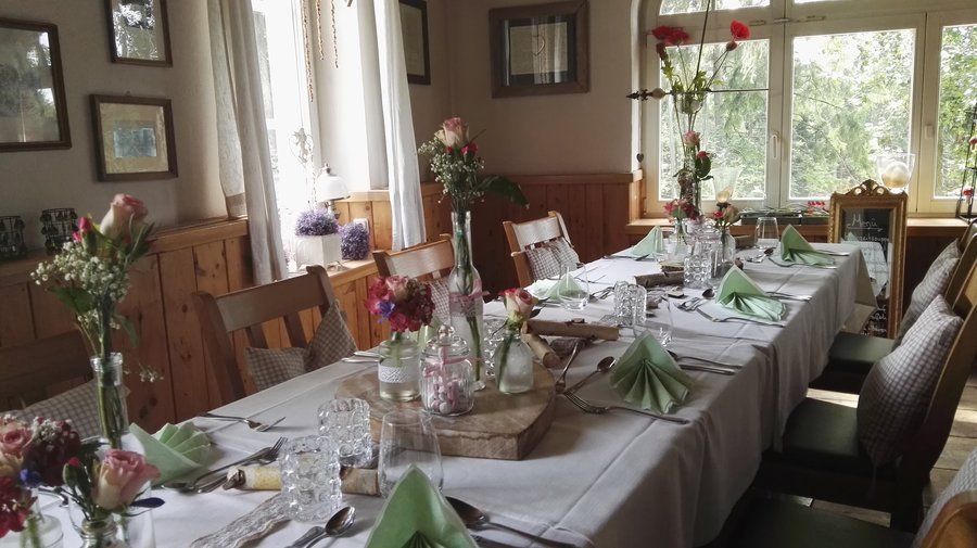 Für Gruppen bis zu 16 Personen eignet sich unser gemütliches Kaminzimmer