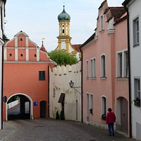 Oberes Tor, ook wel Burgertor genoemd, met op de achtergrond een deel van de gevel en torenspits van de Sint Ursula kerk. gezien van uit de , was een onderdeel van de stadsmuur rond deze stad. Is herbouwd in 1530. Aan de andere zijde kun je het stadswapen zien.