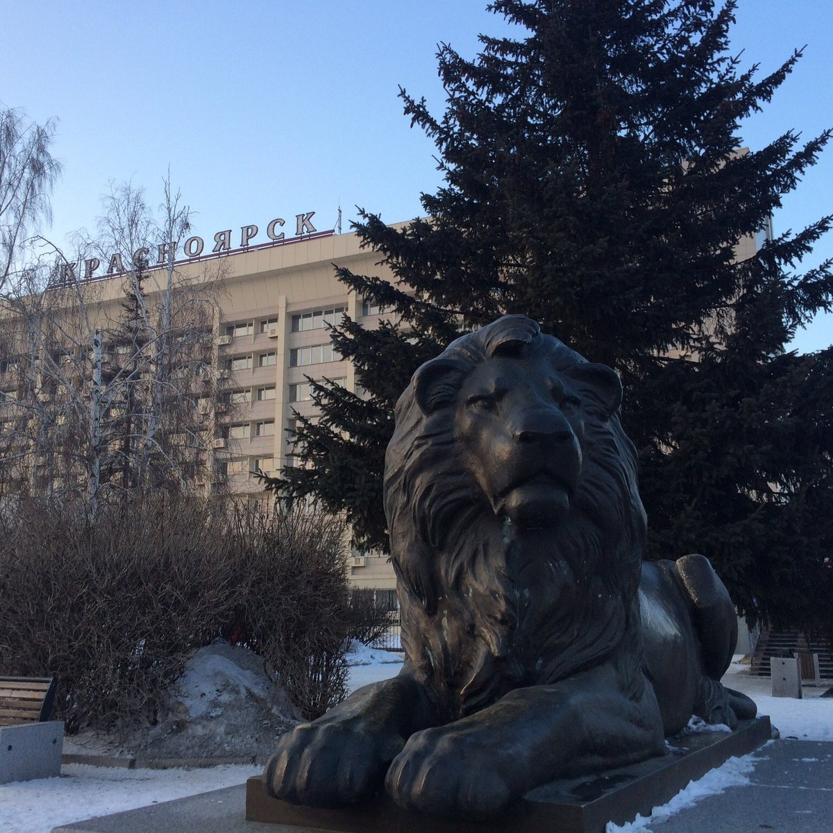 Лева красноярск. Красноярск памятник льву. Скульптура Льва в Красноярске. Красноярск памятник у вокзала Лев. Статуя Льва в Красноярске.