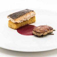 Trota di lago | Civet | Polenta | Foie - gras
Una preparazione tipica della cacciagione abbinata alla trota di lago, una carne saporita ma delicata, accolta su un cubo di polenta.
La salsa al melograno e frutti rossi aggiunge tonalità acide, mentre la parte grassa mancante viene riproposta nel Foie gras, abbinato al tarassaco, che ne mitiga le note dolci e grasse.