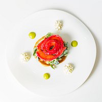 Saumon mariné, blini au sarrasin accompagné de sa crème citronnée et d’une vinaigrette à l’aneth