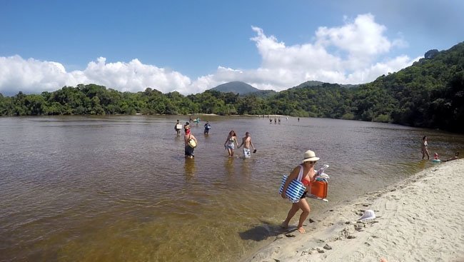 Atravessando a pé o rio Puruba