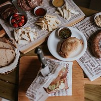 Empanada, salsichão alemçao, pastrami e tábua de frios.