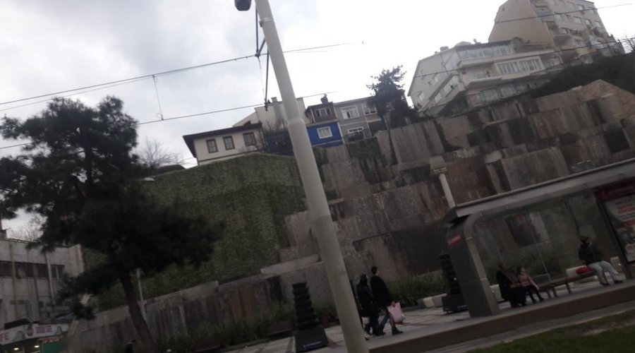 Yüzen Taşlar Heykeli