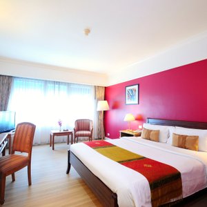 Le Siam Hôtel in Bangkok, image may contain: Home Decor, Cushion, Furniture, Bed