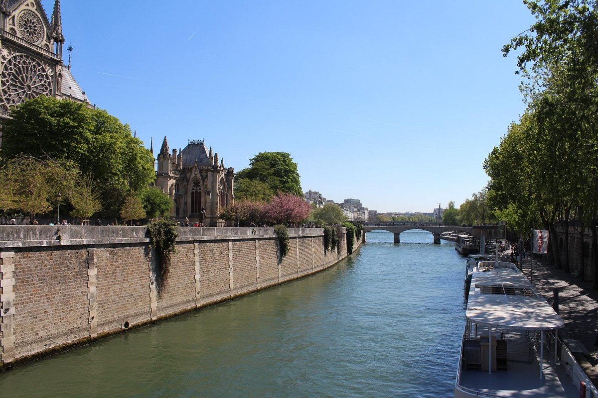 Simple france. Набережная Монтебелло. Река сена. Quai.