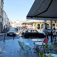 Plusieurs restaurants-terrasse près du Halle des Chartrons. Celui-ci est situé à quelques pas de l'église Saint-Louis-des-Chartrons, rue Notre-Dame.