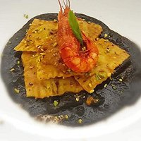 Ravioli con gambero rosso e granella di pistacchio