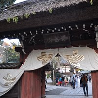 茅葺き屋根の山門は珍しくなりました