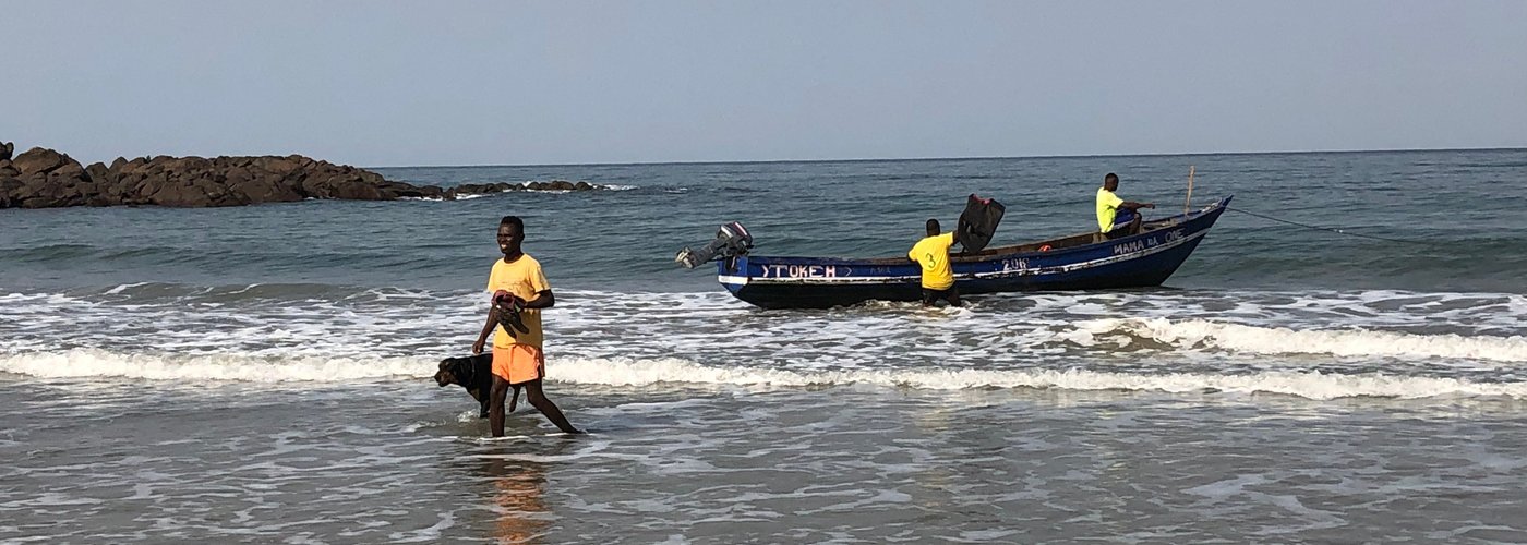 Highly recomended- day trip to the banana island with Subar : 077895292.  1,5-2 hour boat ride each way from tokeh beach.
 The boat is an open local fishing boat, so have a hat on, and water. On the beautiful island - an old slave trade center- are no cars, very chilled athmospehere, fruit threes and a few resorts that serve drinks and some food. Really on of my best days ever, to slowly sail past fishermen and the beaches & walk In good company in the village of the island