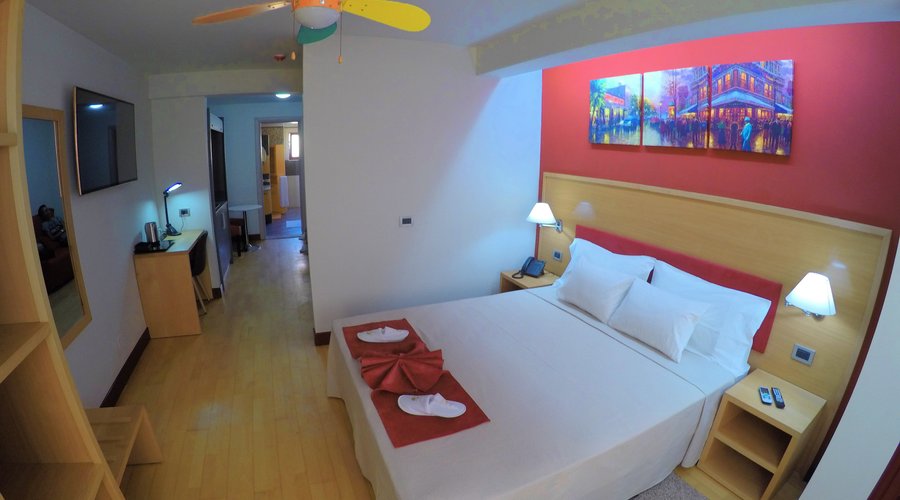 As suites contam com cama de casal e sofa cama, WC privado. O quarto é bem equipado com, ar acondicionado, telefone, TV, Kitchenette. Este mesmo quarto tem capacidade para 4 pessoas.