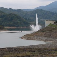 近くの広場からも見られますが堰堤からの方が高さと迫力があります