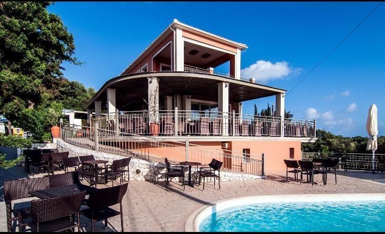 love the swimming pool :)