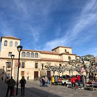 1762年にポルトガルとの戦争で負傷した兵士たちに治療が施された、現在は州議会場です。今日は、蚤の市が立っていました。