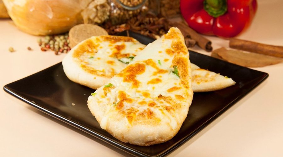 NAAN是印度的美味麵食!魔法咖哩改良式的NAAN有它獨特的風味!加了CHEESE的NAAN更是難以抗拒!