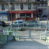Descente d'un des ponts passerelle sur le Quai de Valmy