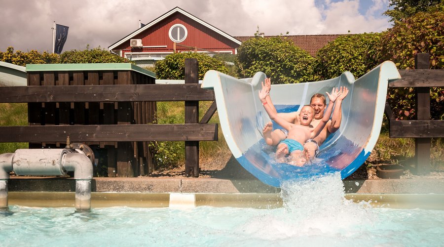 50 meter lång vattenrutschbana på Röstånga Friluftsbad vid campingområde 1.