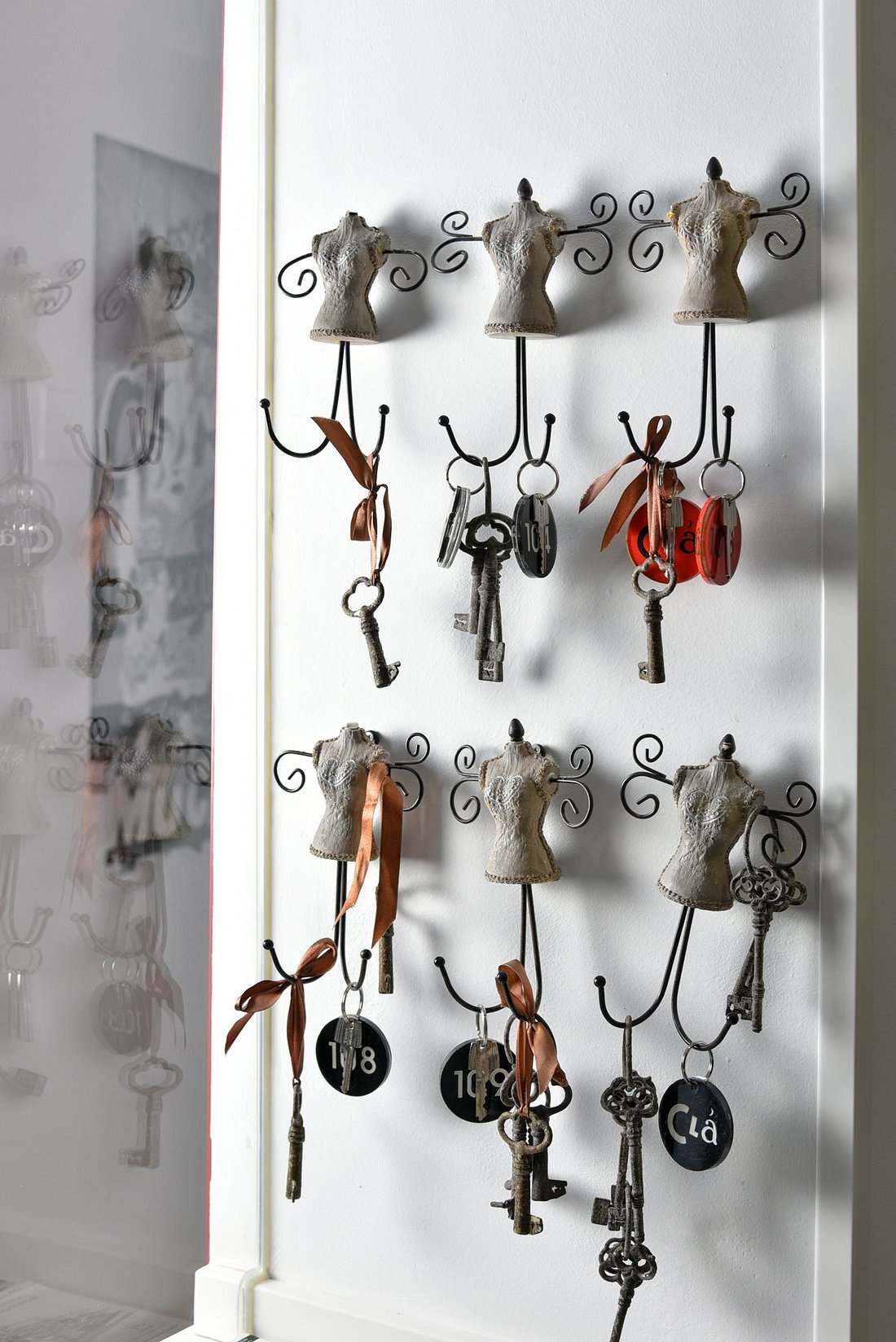 Este cuenco de manos resulta decorativo a la vez que útil para dejar  llaves y objetos pequeños - Foto di Cla Hotel Boutique, Teruel - Tripadvisor