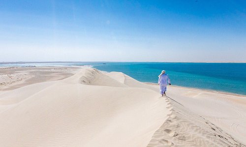 I’m in Qatar! I flew LA to Doha non-stop on Qatar Airways and am spending a few days checking out fun things to do around the country. Today was all about camels and dune bashing. This was during a quick stop near the Saudi Arabian border. So gorgeous!