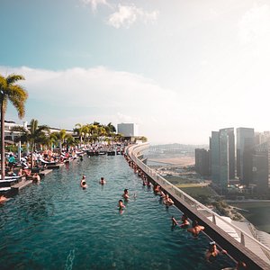 Amazing vista's of Singapore from infinity pools, avoid at peak times when selfie mania take over